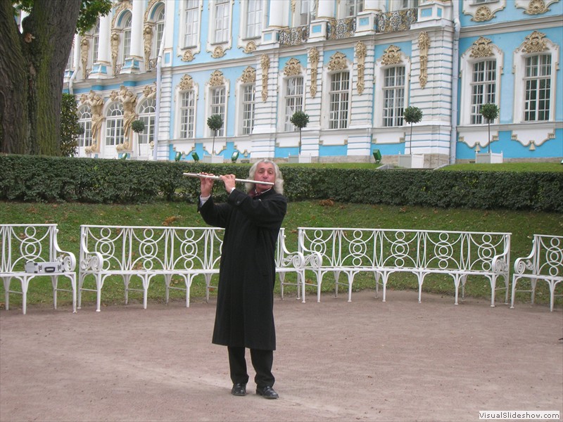 St. Petersburg - Flautist outside Catherine's Summer Palace