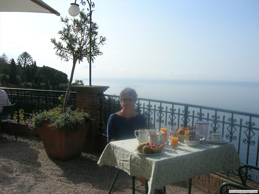 Villa Schuler - breakfast on the patio
